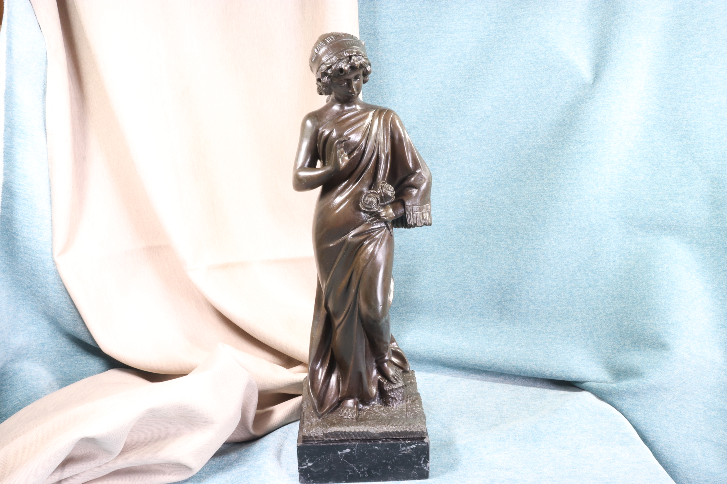 Antiguedades - ESCULTURA EN BRONCE, MUJER CON FLORES. ART DECÓ.
