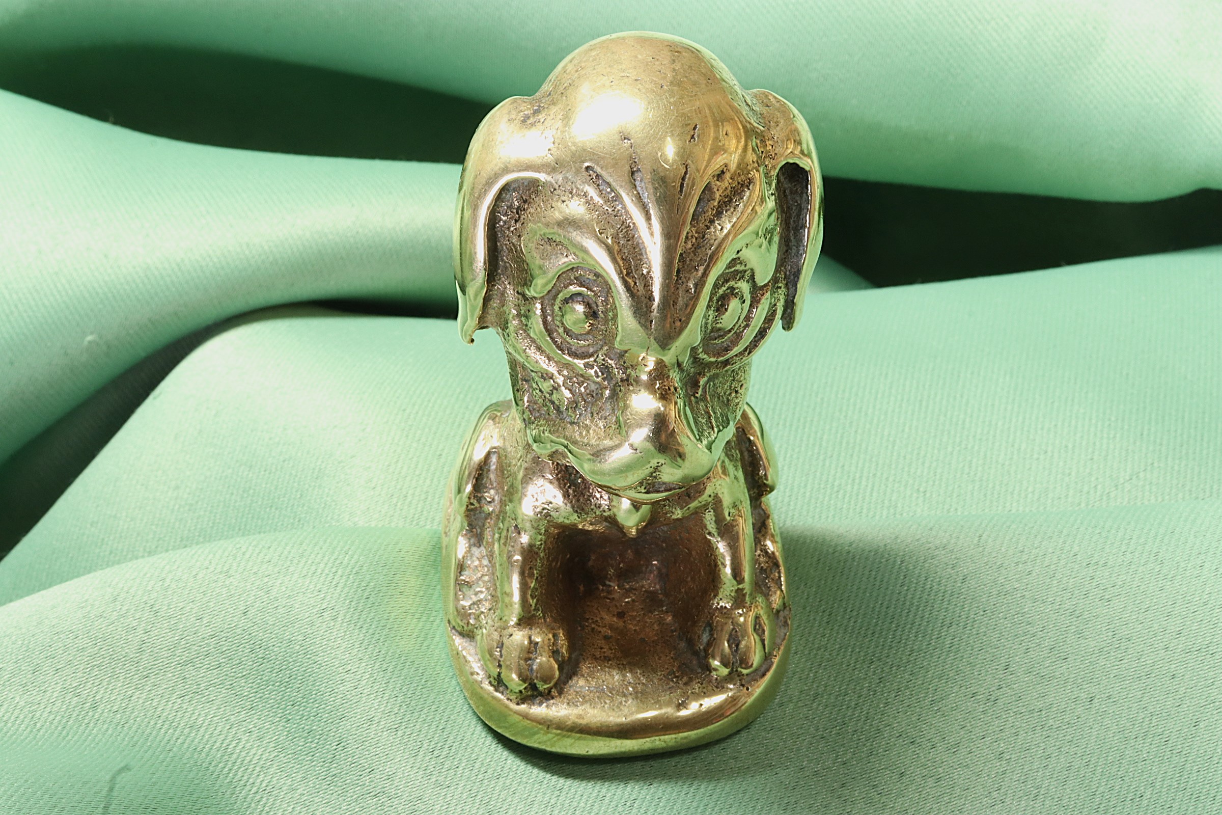 Antiguedades - ESCULTURA FIGURA PERRO SENTADO. BASSET. BRONCE.