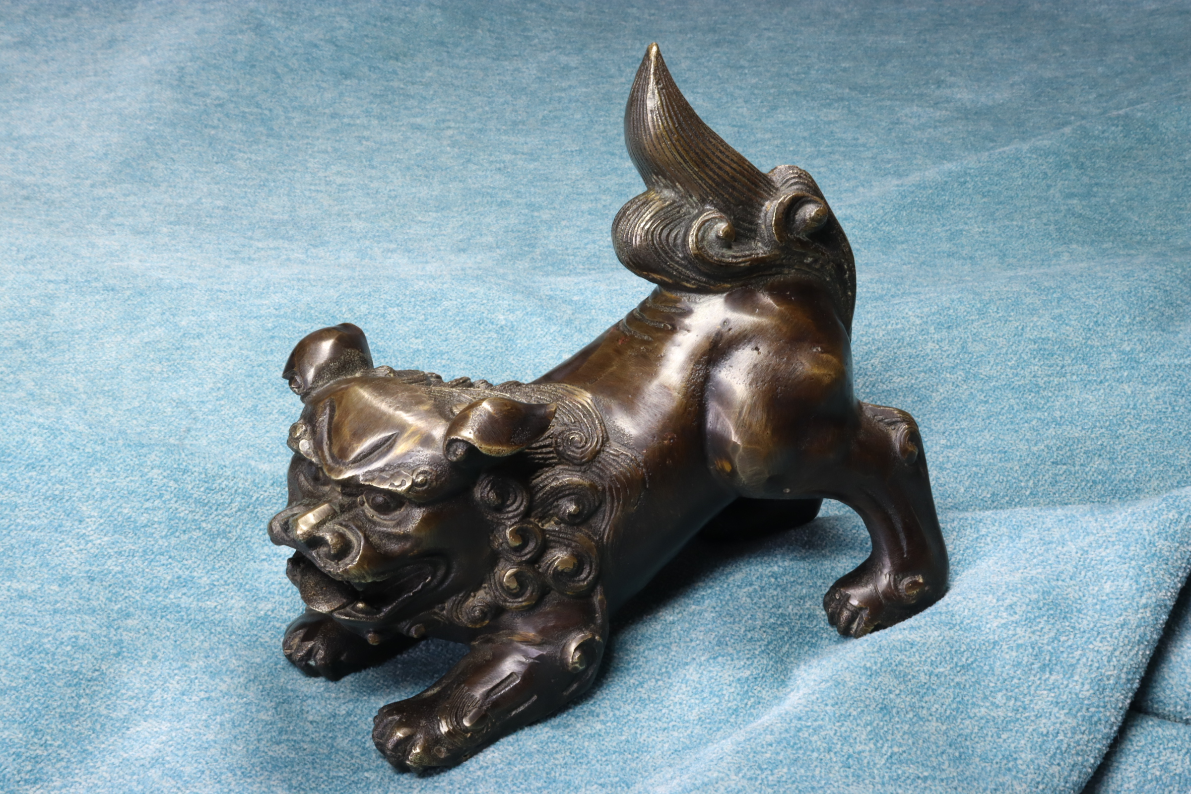 Antiques - BRONZE LION FU SCULPTURE. CHINESE. REPRODUCTION.