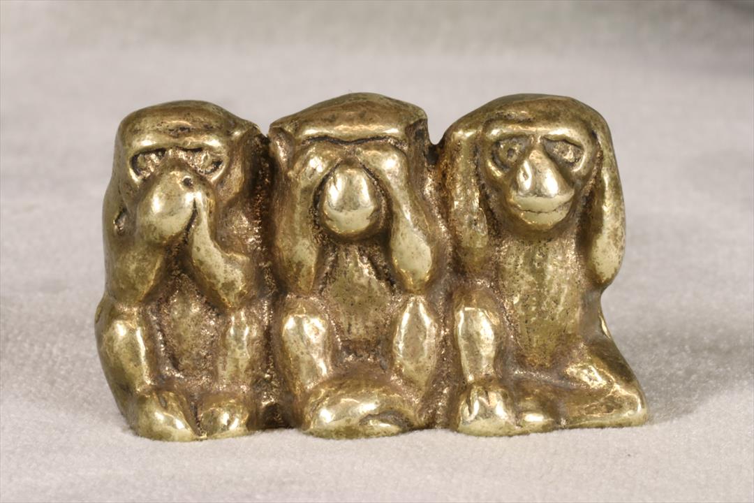Antiguedades - ESCULTURA TRES MONOS SABIOS. FIRMADA PEETHOE. (T)