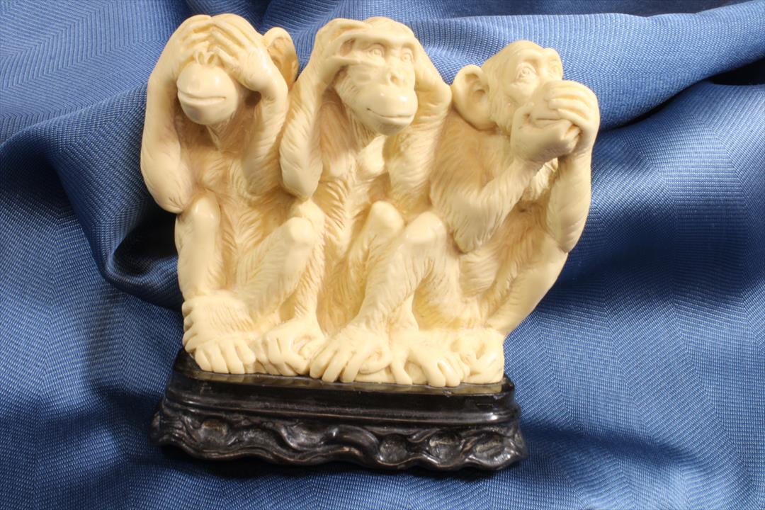 Antiguedades - ESCULTURA TRES MONOS SABIOS. GRANDE. RESINA. FIRMADOS AB (T)