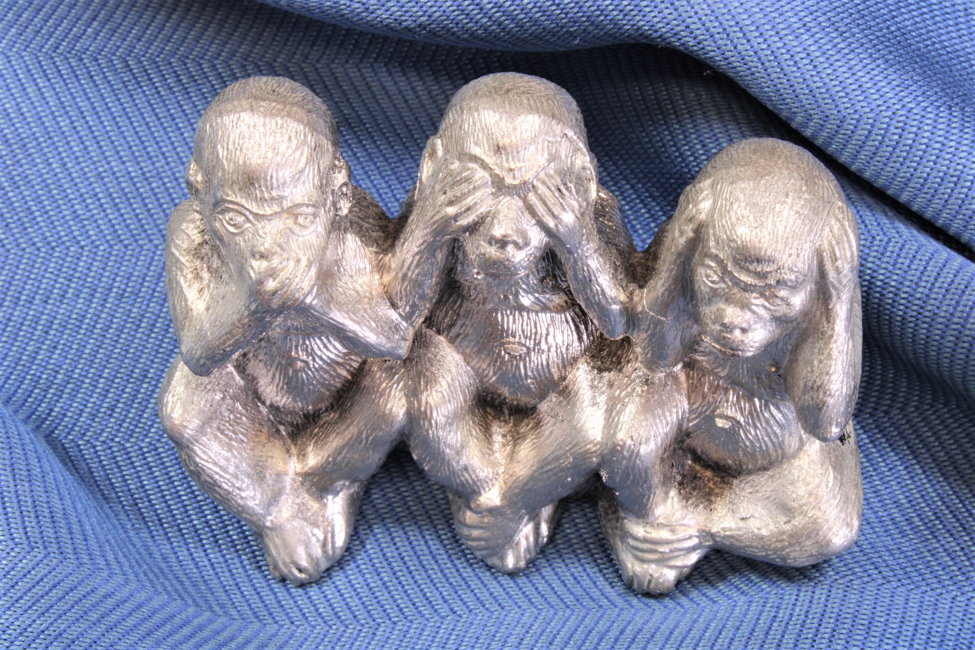 Antiguedades - ESCULTURA TRES MONOS SABIOS. ZAMAK. (T)