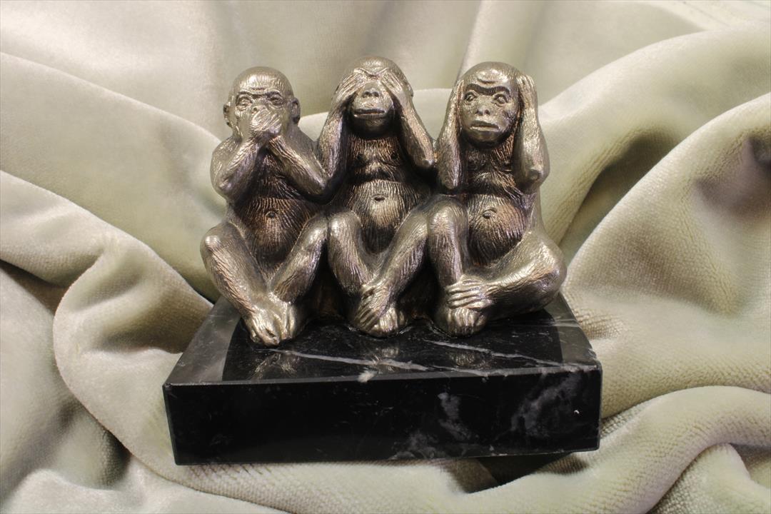 Antiguedades - ESCULTURA TRES MONOS SABIOS. ZAMAK. BASE MÁRMOL. (T)