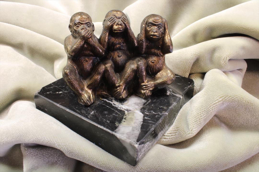 Antiguedades - ESCULTURA TRES MONOS SABIOS. ZAMAK Y BASE DE MÁRMOL. (T)