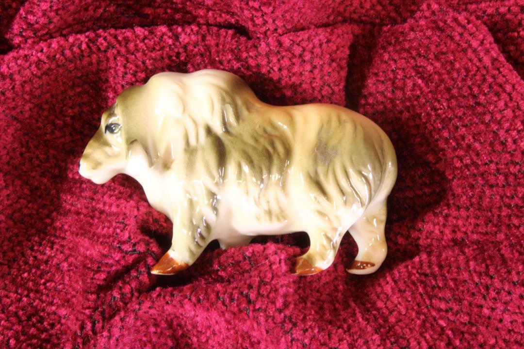 Antiguedades - FIGURA PORCELANA MINIATURA BUEY ALMIZCLERO. (T)
