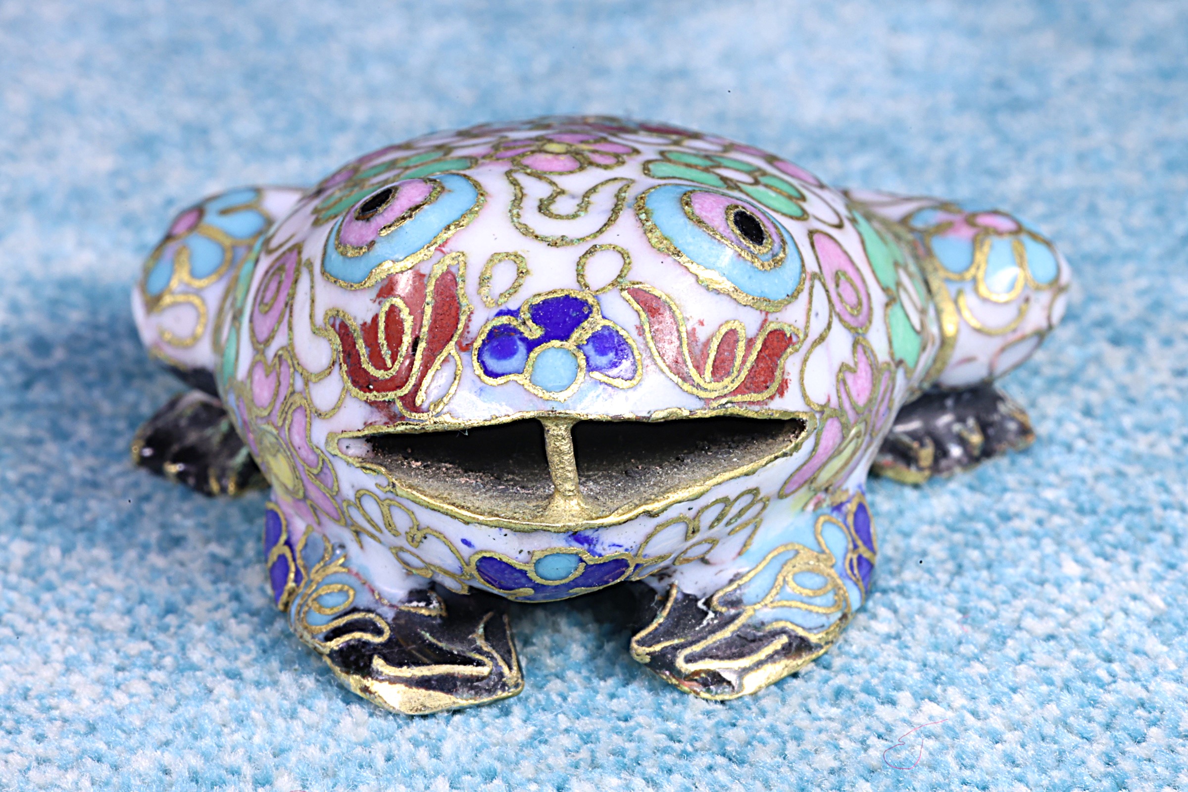 Antiguedades de white enamel cloisonne frog figure