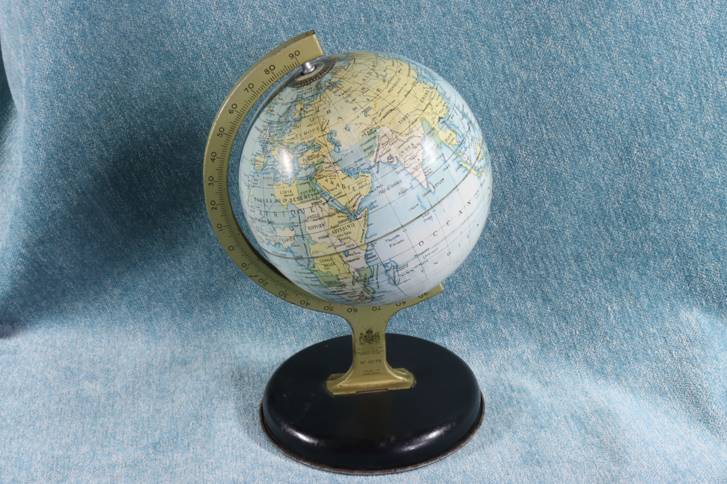 Antiguedades de small globe with base england chad valley