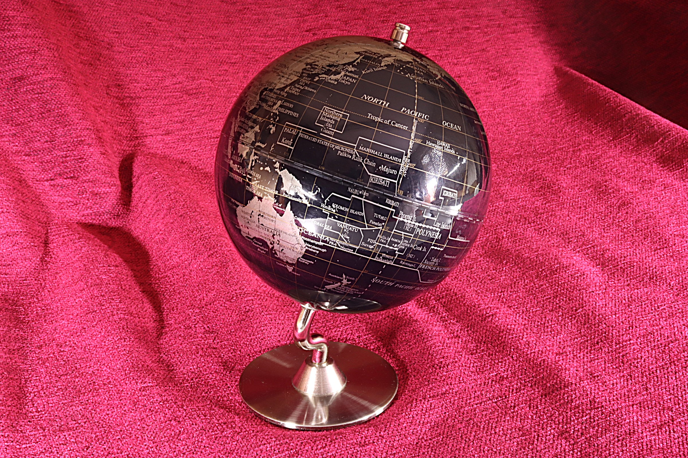 Antiguedades de small black globe with base current