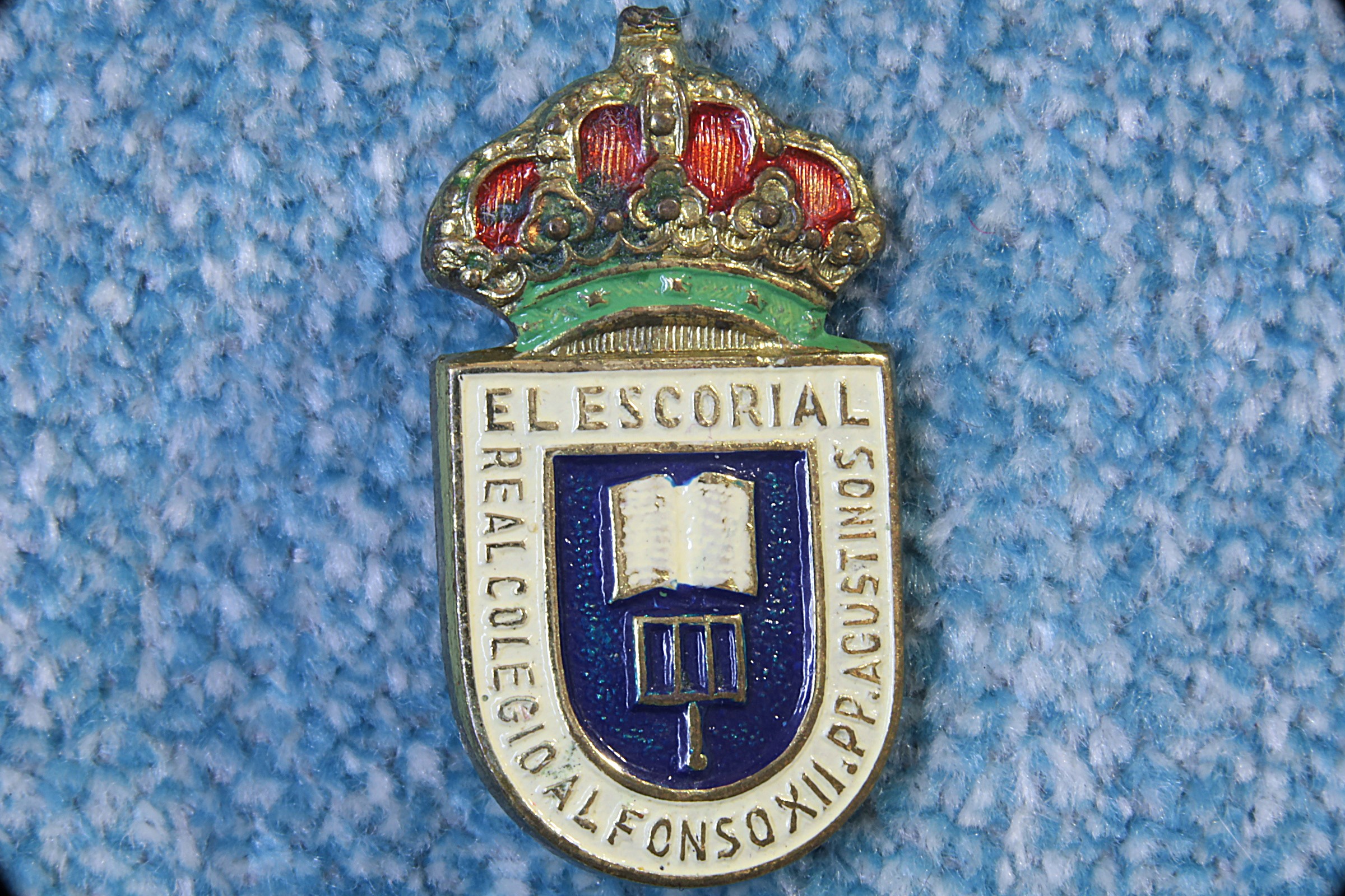 Antiguedades - INSIGNIA PIN EL ESCORIAL. ESMALTE.