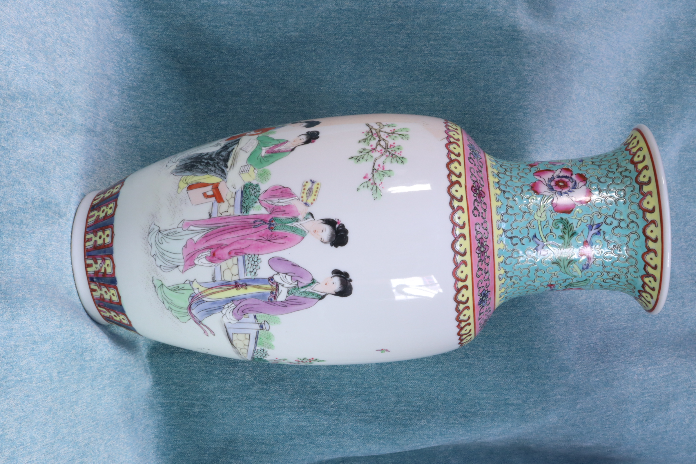 Antiques - CHINESE PORCELAIN VASE. HAND PAINTED. PINK FAMILY. SEAL.