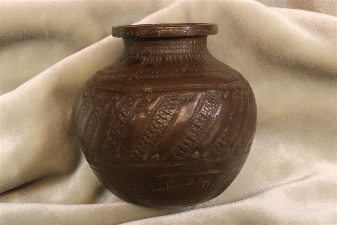 Antiguedades - JARRÓN PEQUEÑO CINCELADO ASIÁTICO. BRONCE. (T)