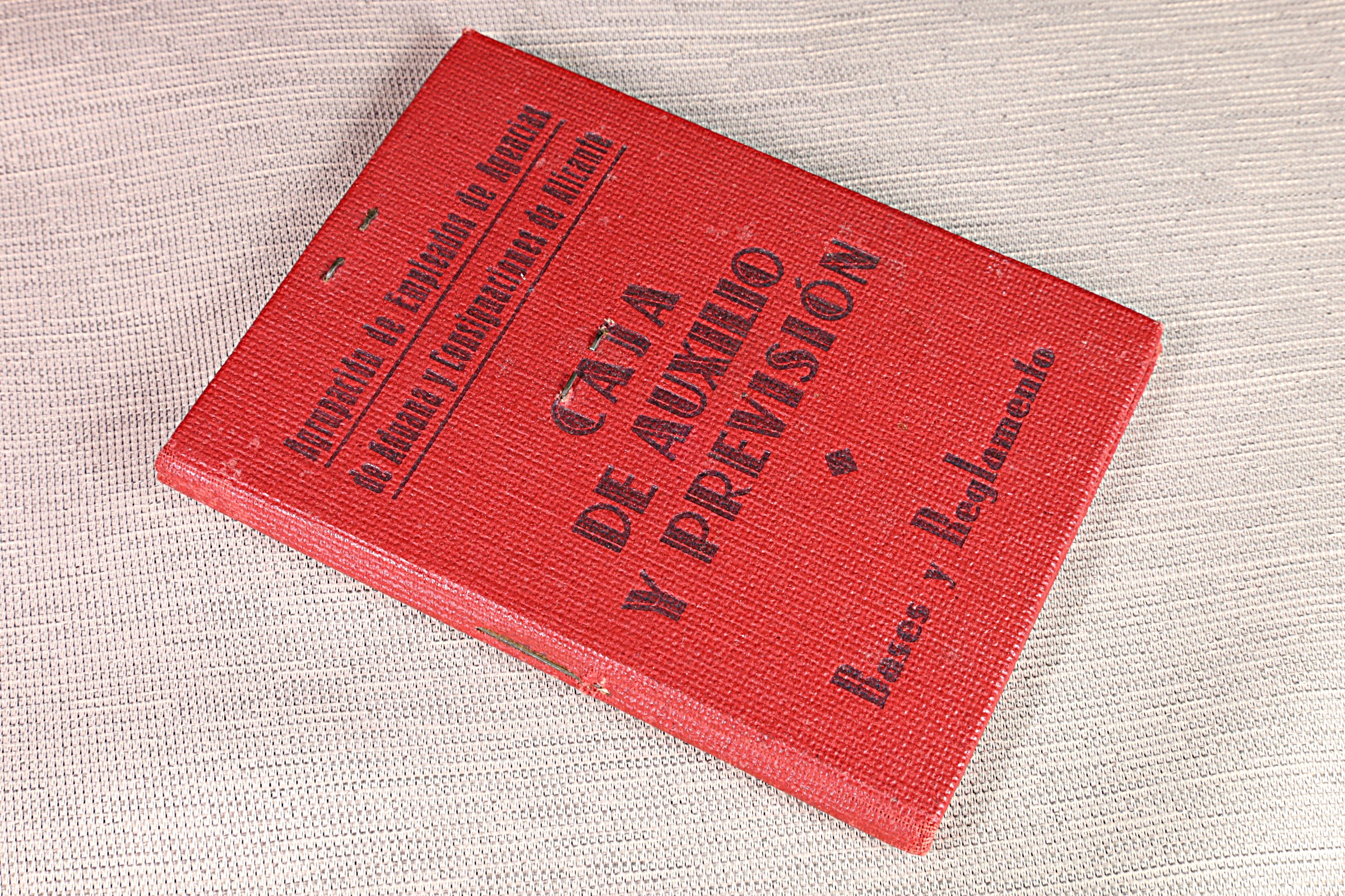 Antiguedades de libro caja de auxilio y prevision