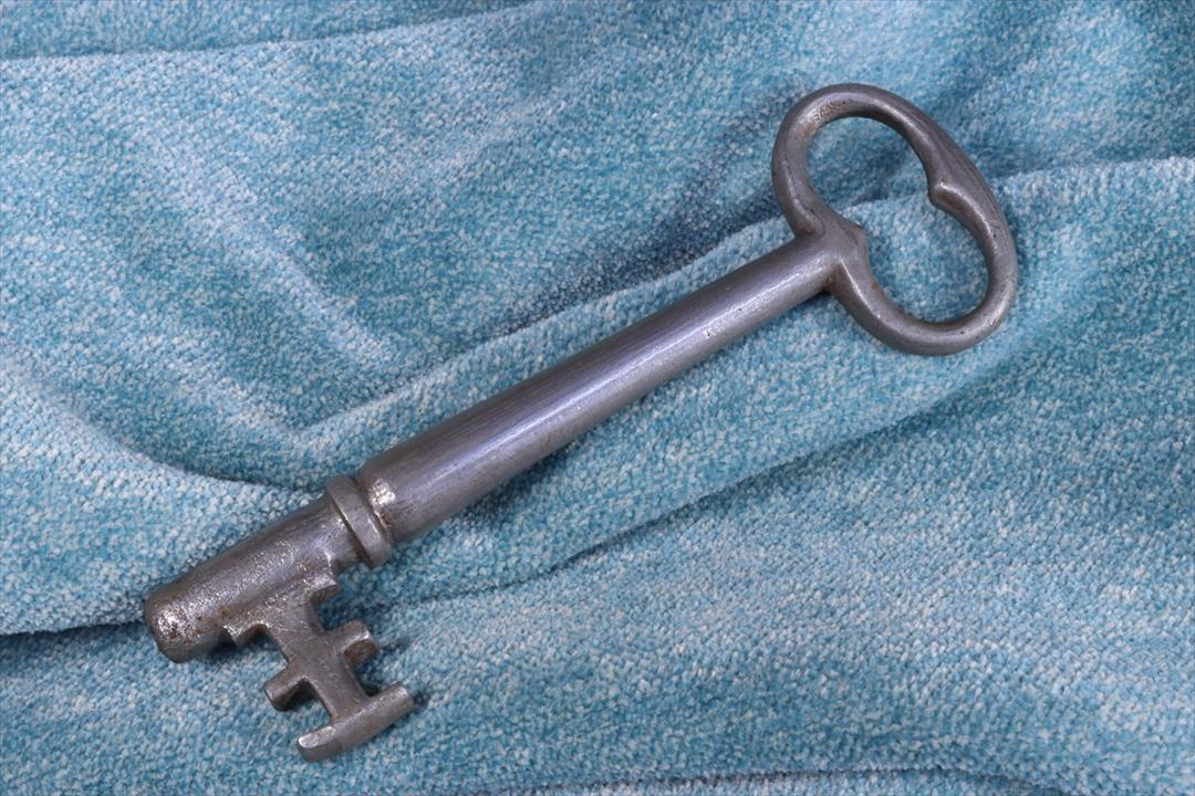 Antiguedades - LLAVE DE HIERRO FORJADO. UNA SOLA PIEZA. S.XIX. (T)