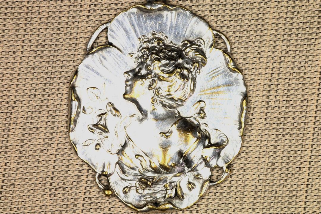 Antiguedades - MEDALLA MODERNISTA LATÓN. BUSTO MUJER. (T)