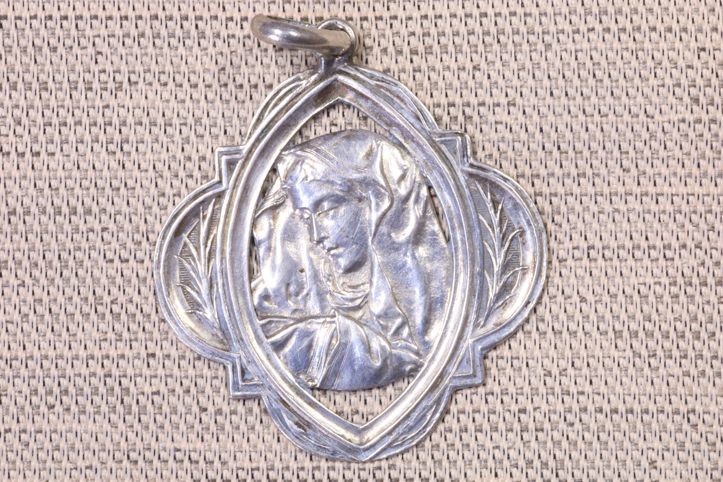 Antiguedades - MEDALLA OVALADA VIRGEN. ESTILO ART DECÓ. PLATA. 
