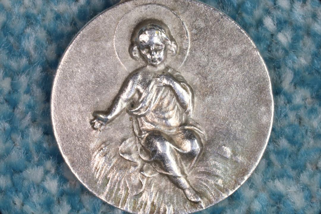 Antiguedades - MEDALLA PEQUEÑA NIÑO JESÚS. MODERNISTA. (T)