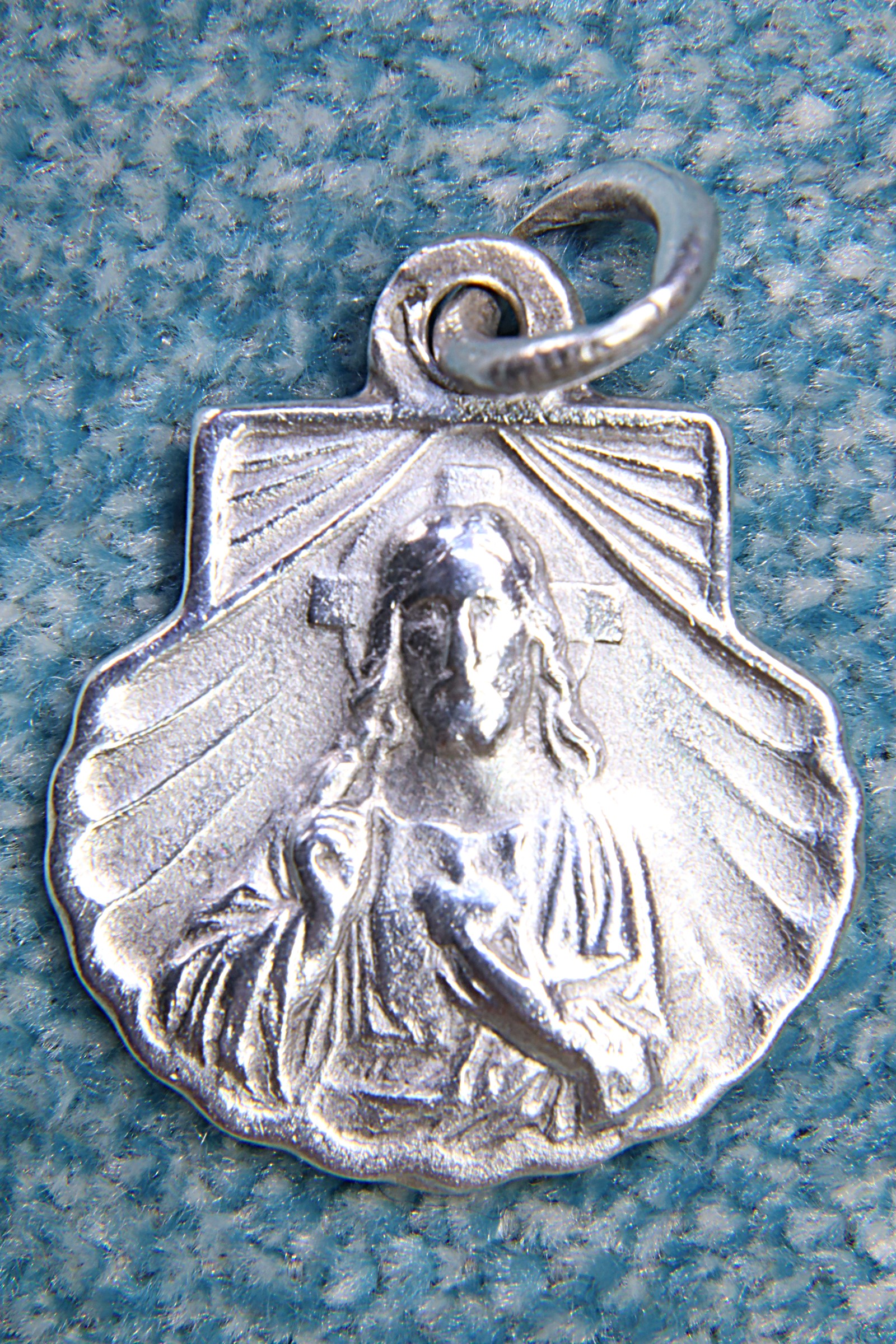 Antiguedades - MEDALLA SAGRADO CORAZÓN. CONCHA. PLATA.
