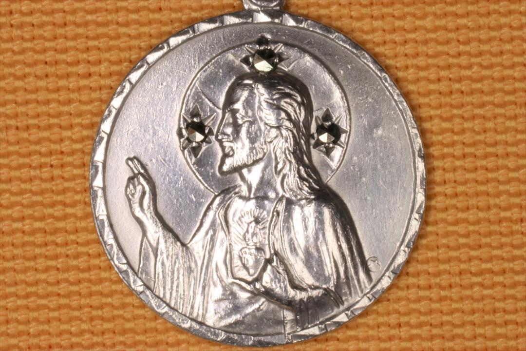 Antiguedades - MEDALLA SAGRADO CORAZÓN. VIRGEN DEL CARMEN. PIEDRAS. (T)