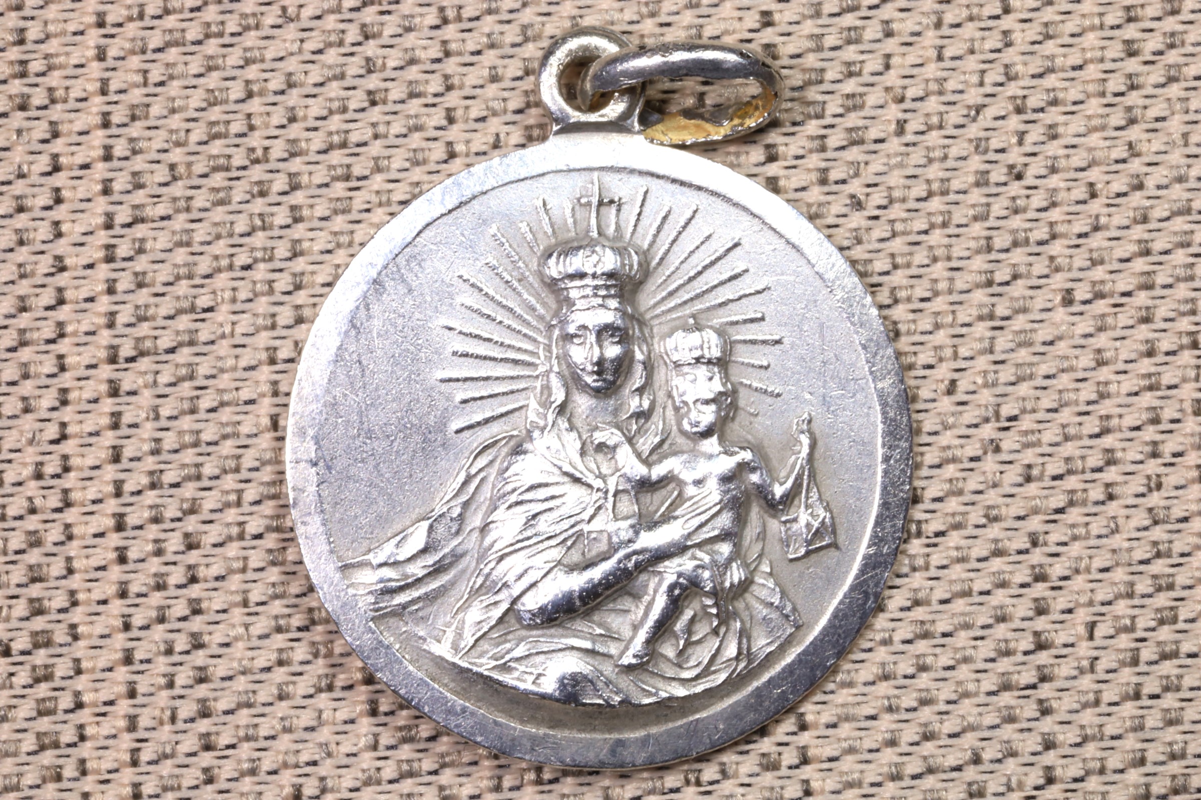 Antiguedades - MEDALLA SAGRADO CORAZÓN. VIRGEN DEL CARMEN. PLATA.
