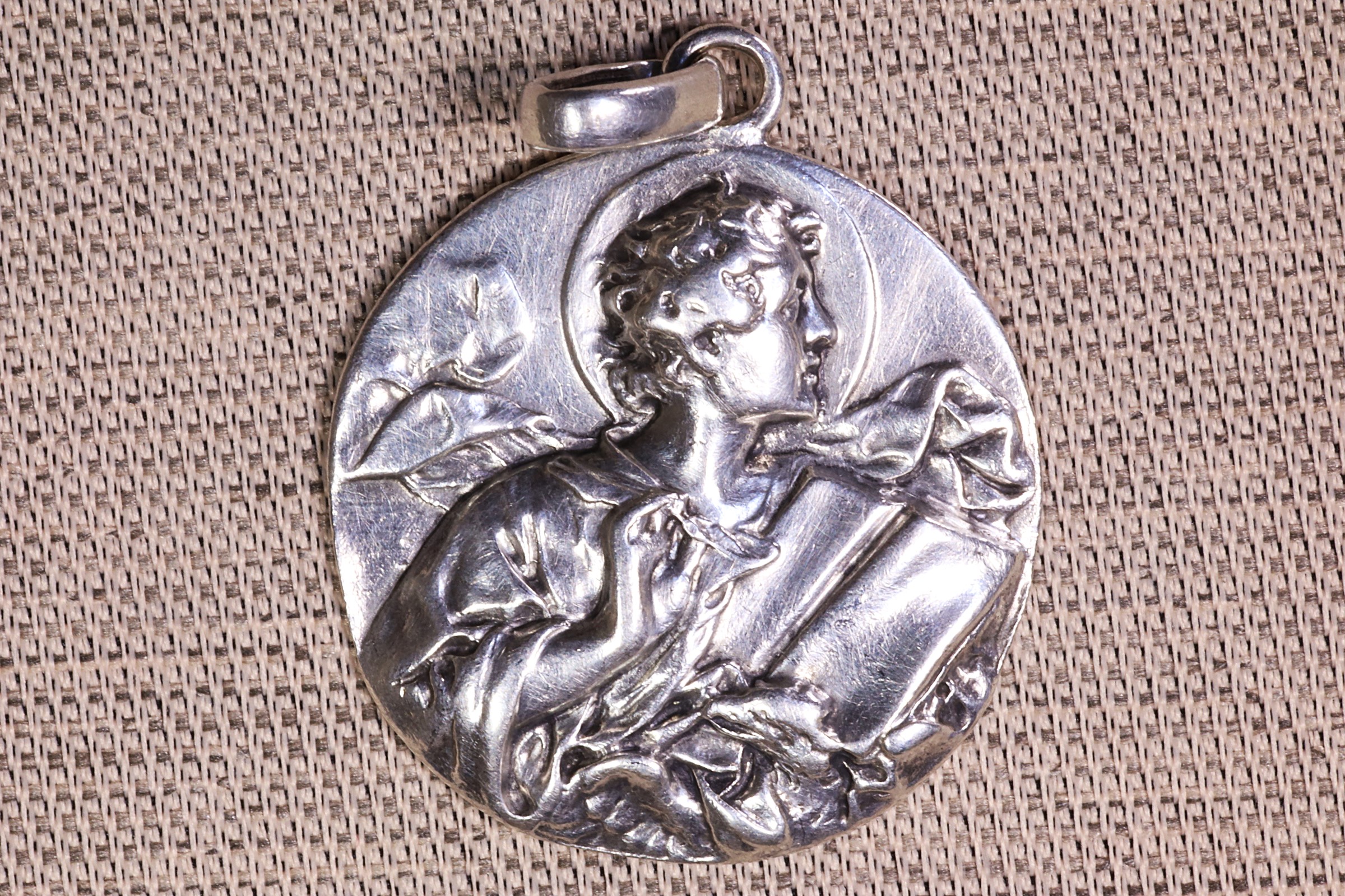 Antiguedades de medalla san juan evangelista plata