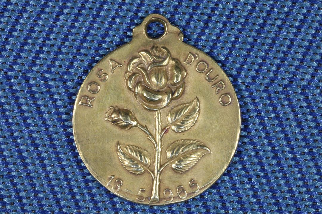Antiguedades - MEDALLA VIRGEN DE FÁTIMA Y ROSA DE ORO. 1965. (T)
