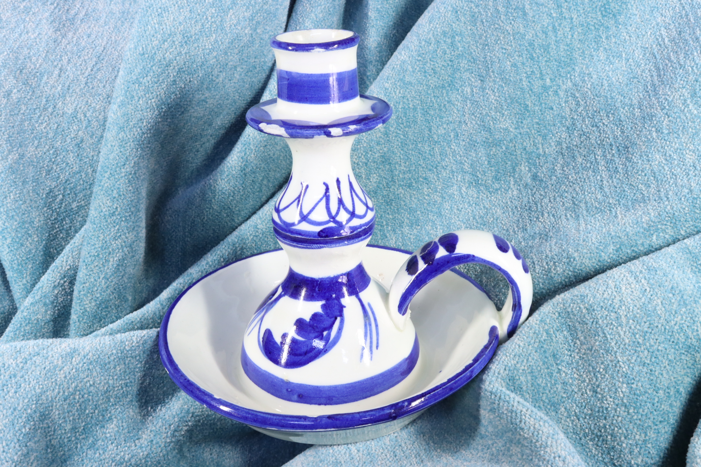 Antiques - BLUE FAIENCE CANDLESTICK, WITH HANDLE. 20TH C.