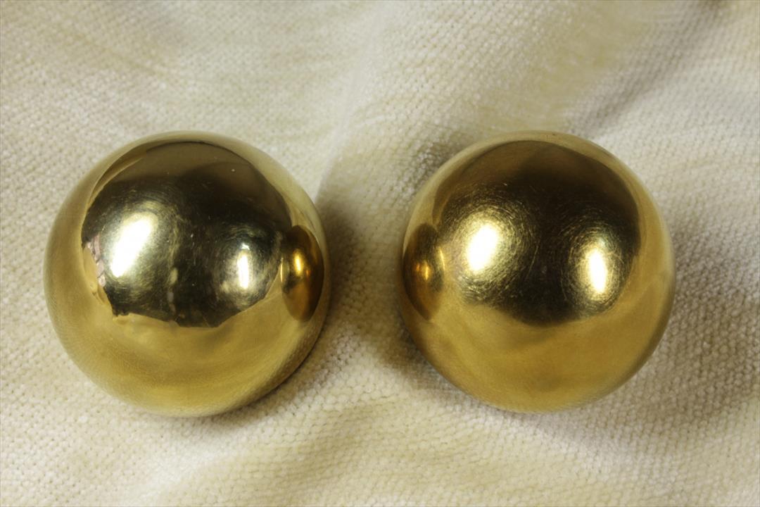 Antiguedades - PAREJA DE BOLAS DE LA SALUD DORADAS. (T)