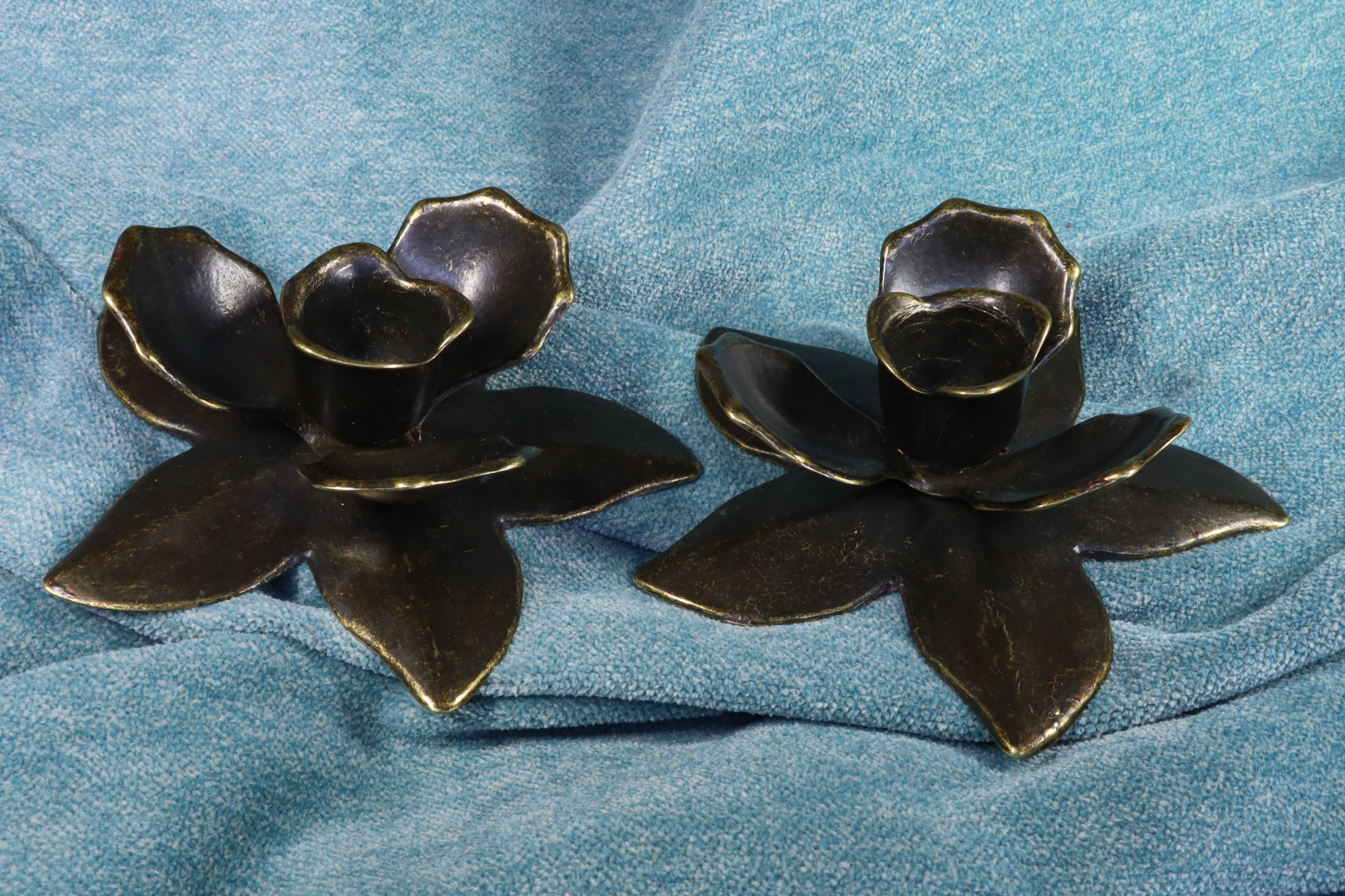 Antiguedades de pair of brass candlesticks with leaf and flower designs