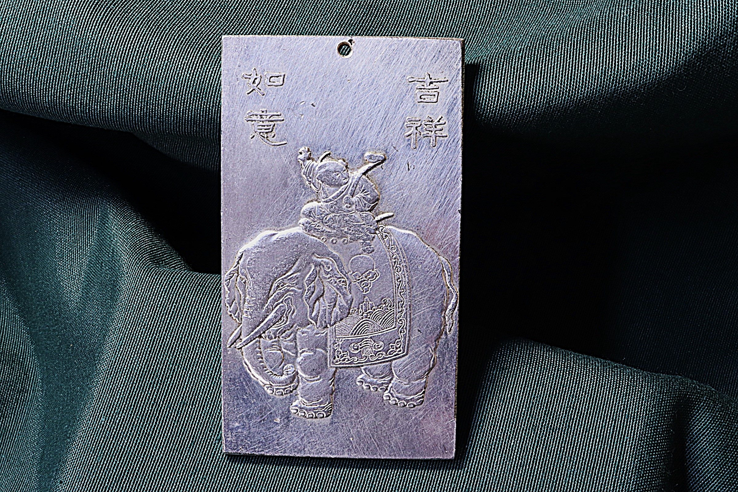 Antiguedades - PLACA LINGOTE HORÓSCOPO CHINO. ELEFANTE. PLATA TIBETANA.