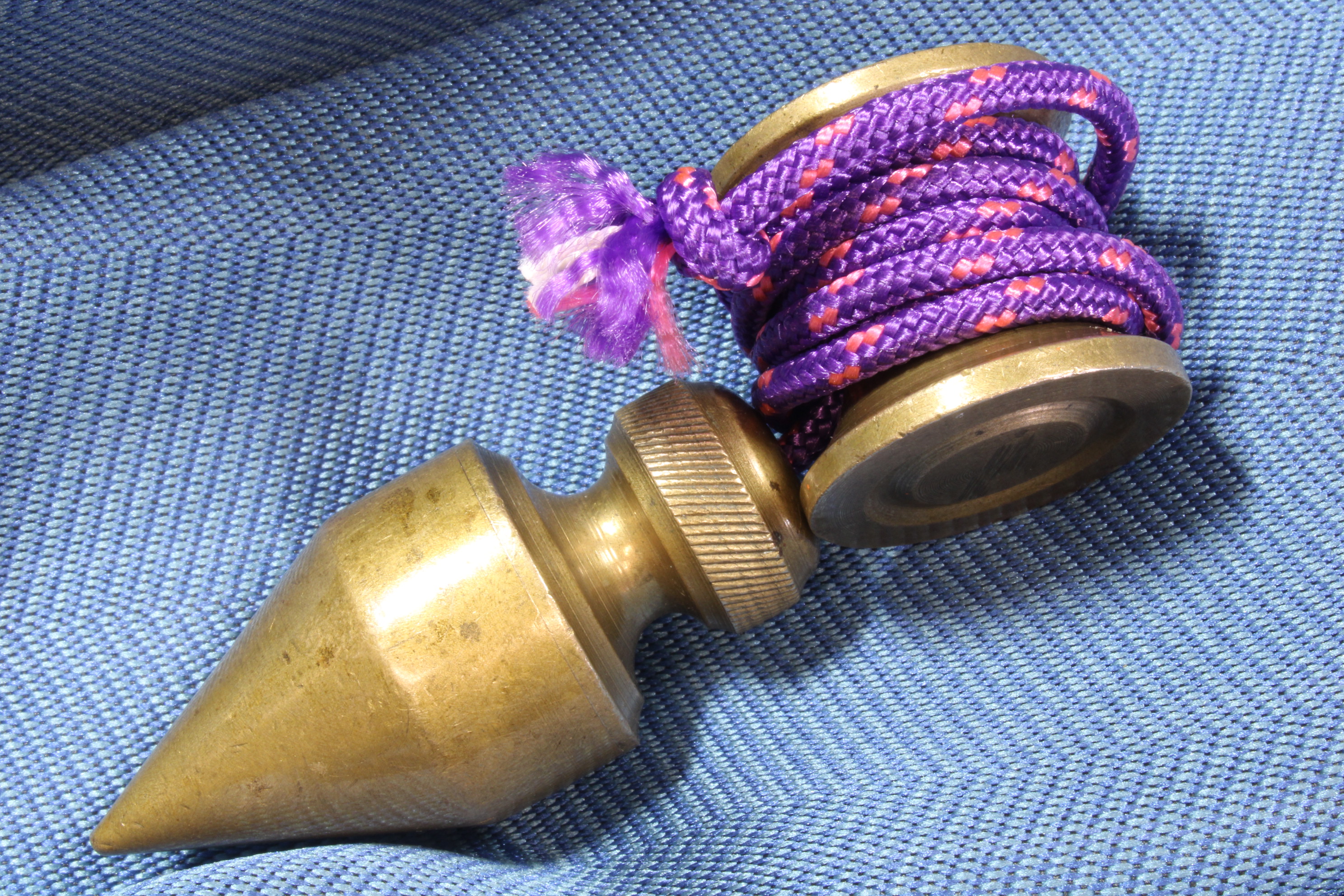 Antiguedades - PLOMADA PERICO BRONCE CON NUEZ. (T)
