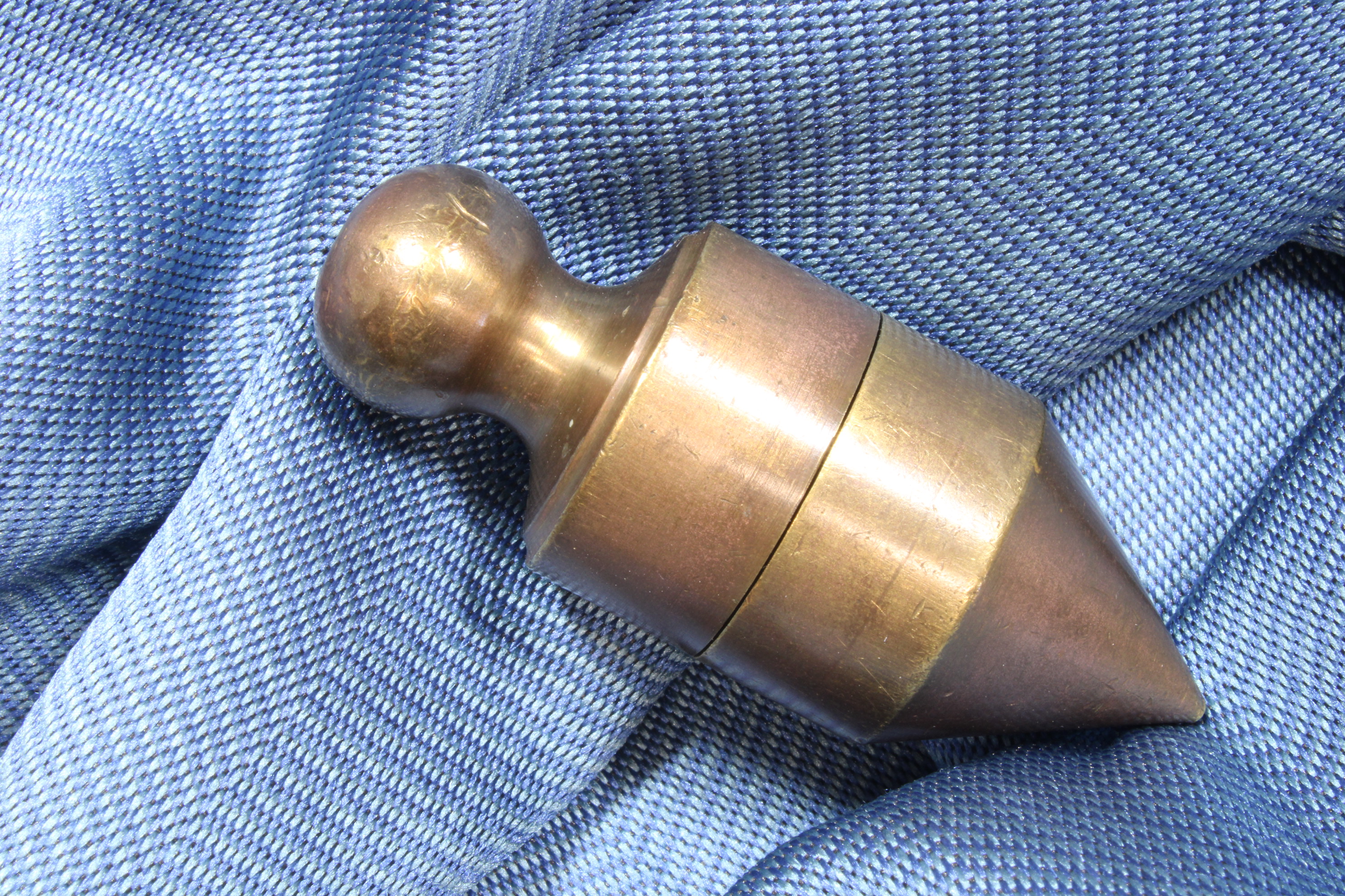 Antiguedades - PLOMADA PERICO BRONCE CON NUEZ DE MADERA. (T)