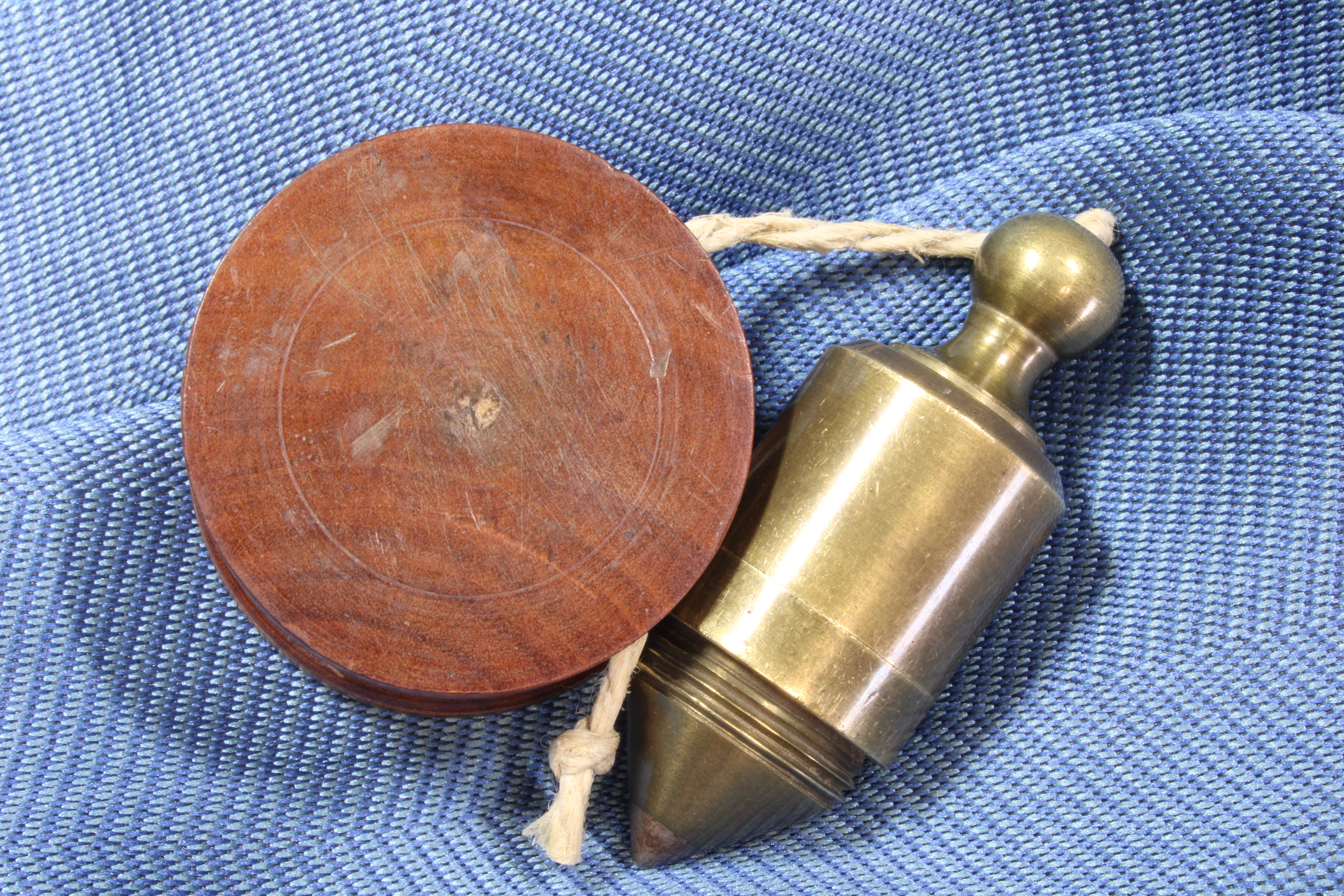 Antiguedades - PLOMADA PERICO CON NUEZ. BRONCE Y MADERA. S.XX  (T)