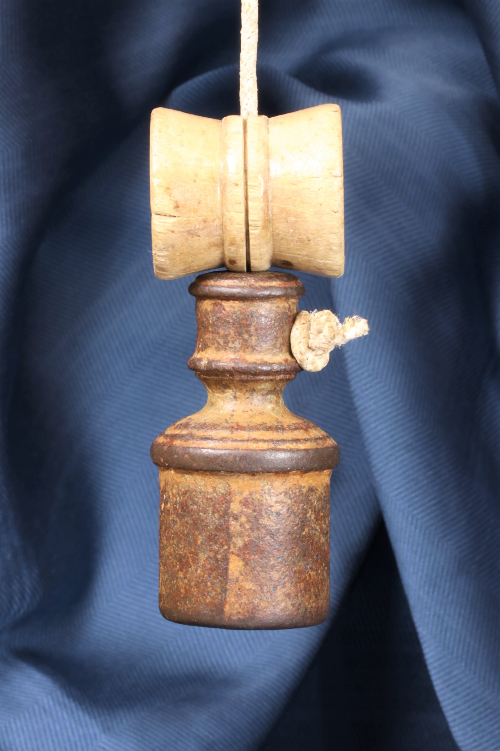 Antiguedades de plumb bob iron construction