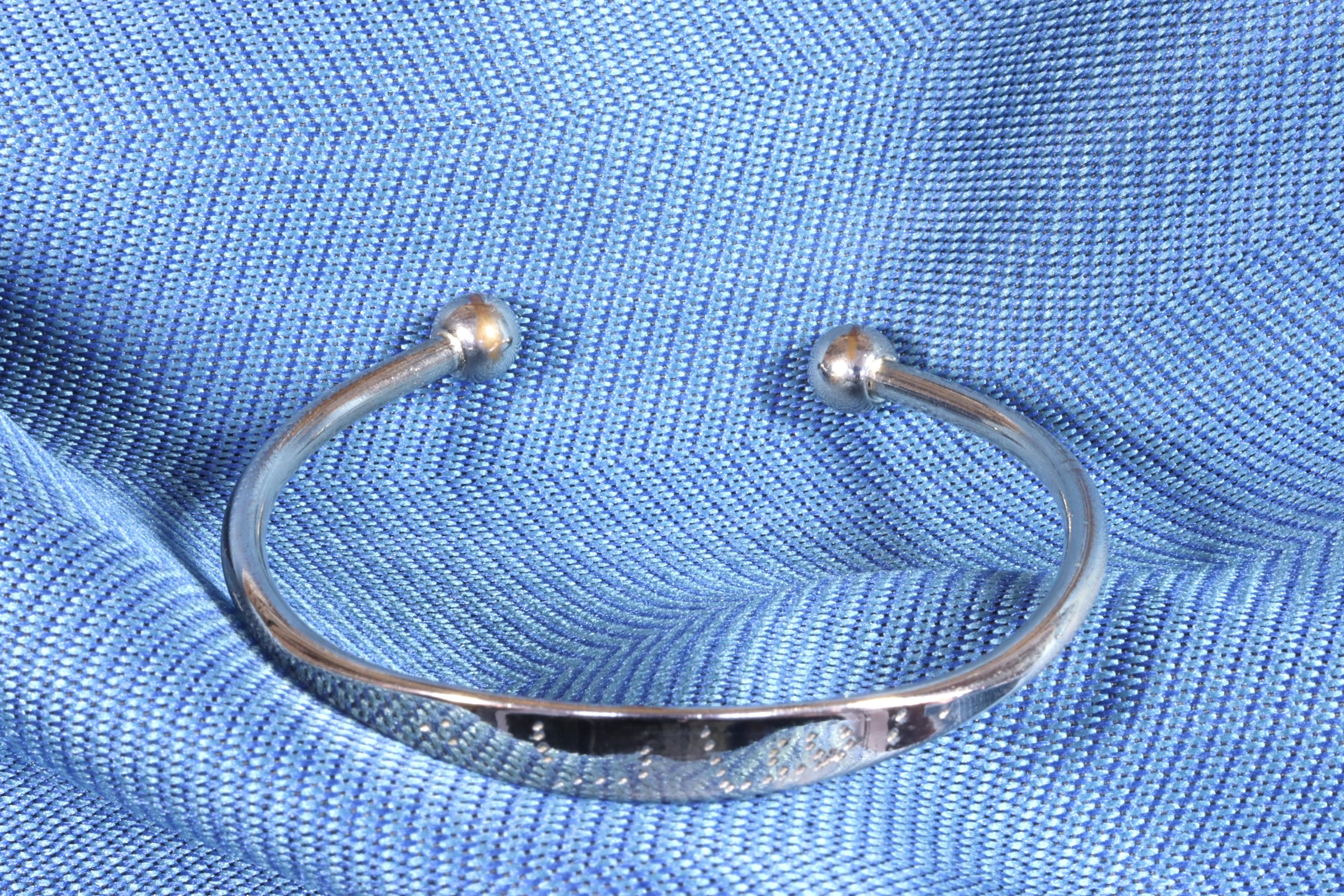 Antiguedades - PULSERA DE PLATA. ABIERTA CON BOLAS.