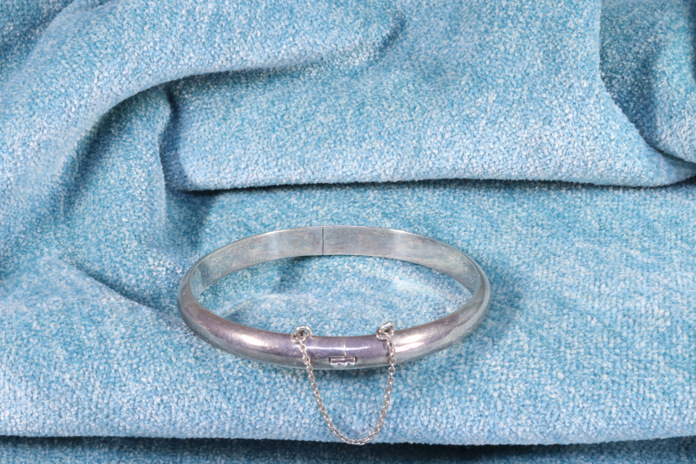 Antiques - SILVER BRACELET. HALF SHANK WITH CHAIN.