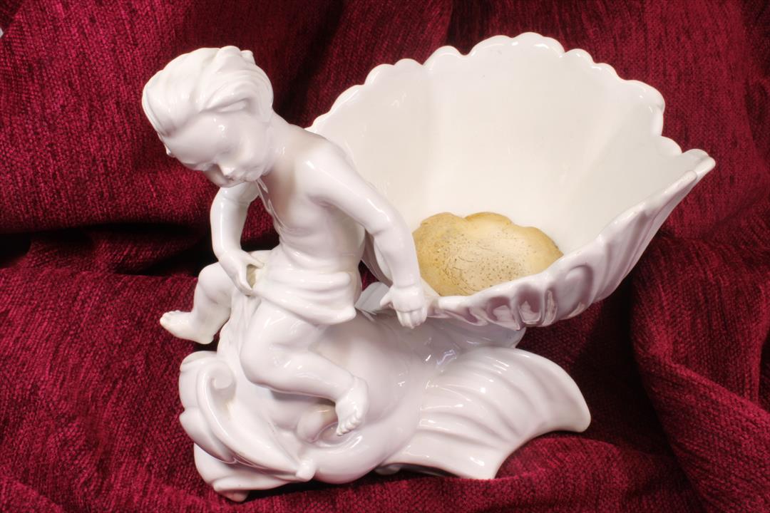 Antiguedades - RECIPIENTE NIÑO SOBRE PEZ. PORCELANA MALY. S.XX. (T)