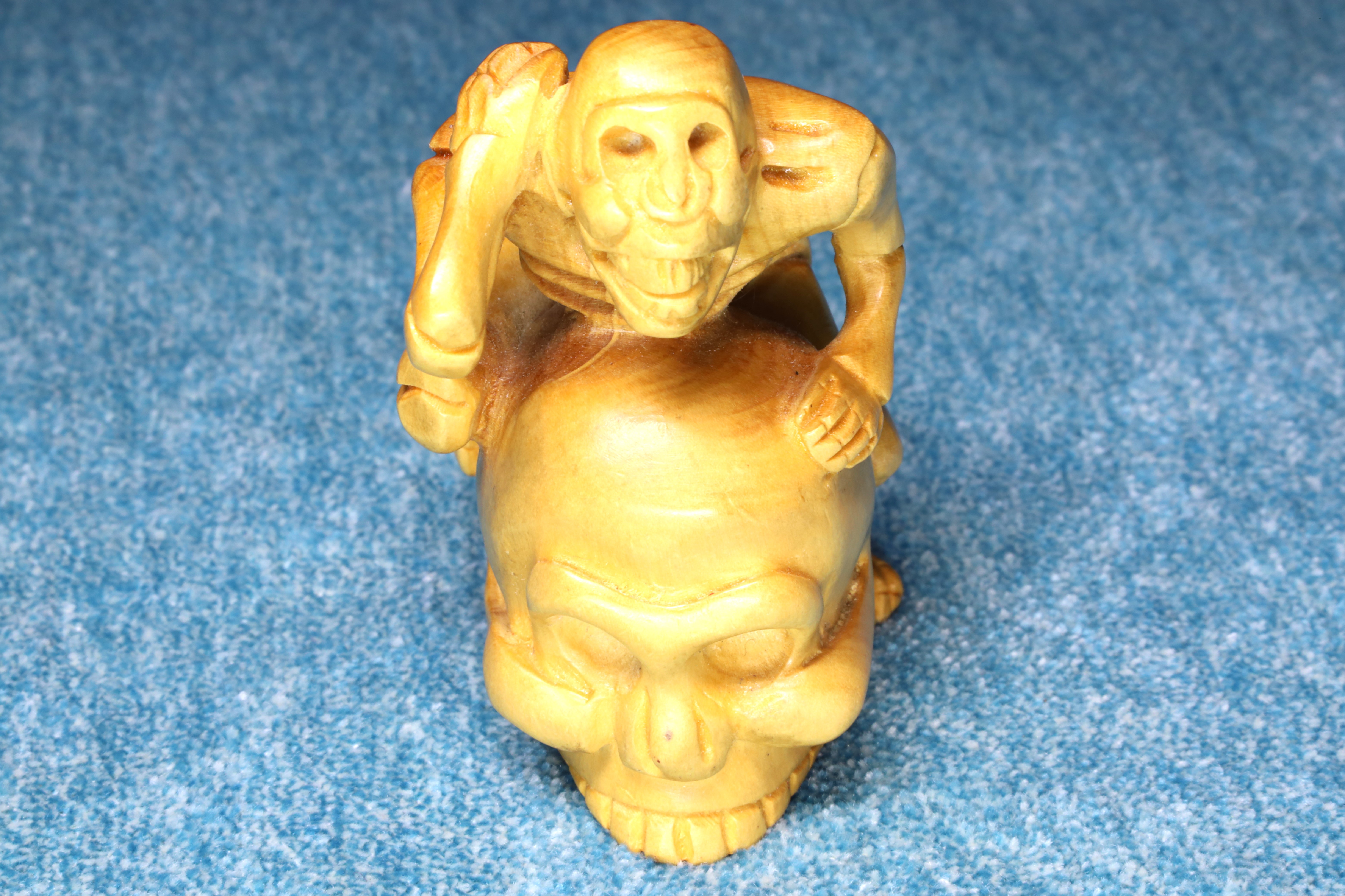 Antiguedades - TALLA EN MADERA DE BOJ. ESQUELETO CON CALAVERA. MINIATURA.