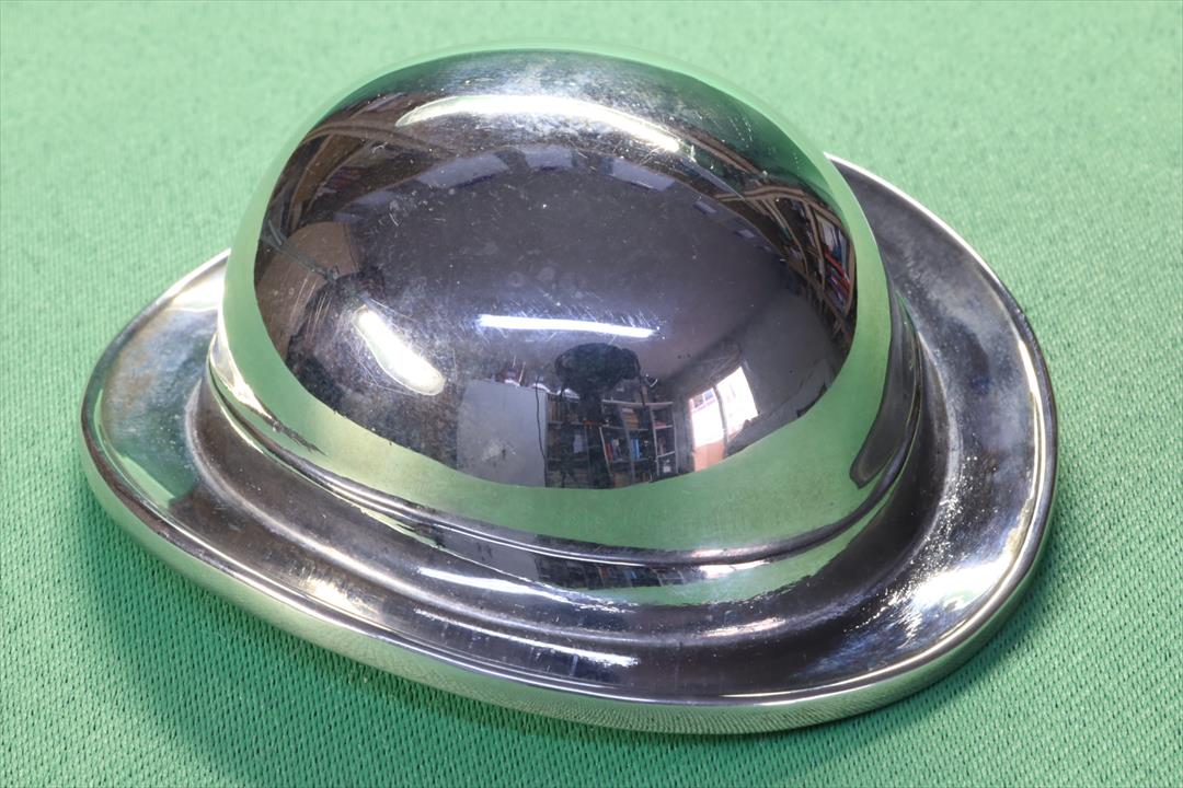 Antiguedades - TAPÓN DE BOTELLA EN FORMA DE CASCO/SOMBRERO. (T)