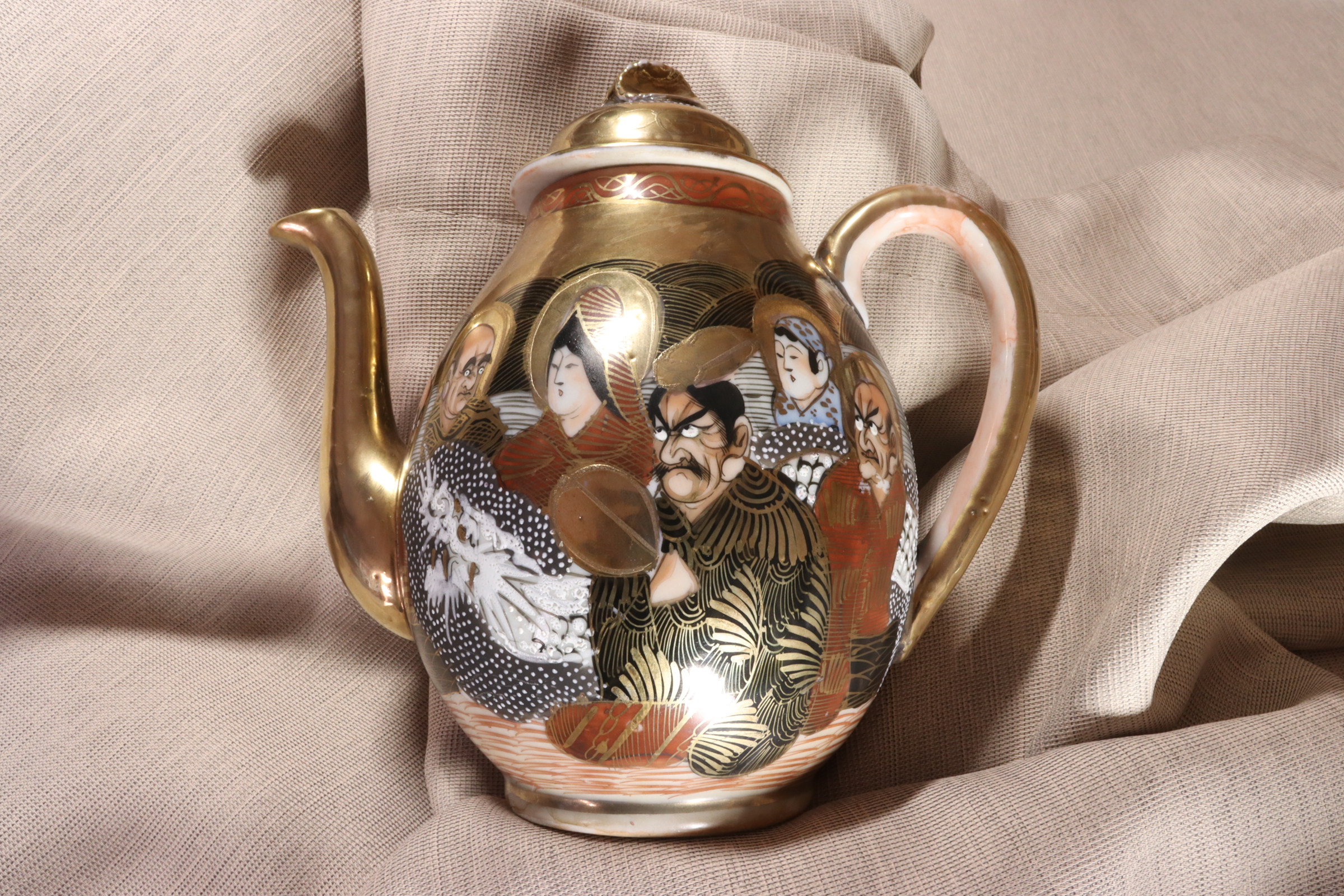 Antiques - HAND PAINTED PORCELAIN TEAPOT. SATSUMA. JAPAN. TAISHO ERA