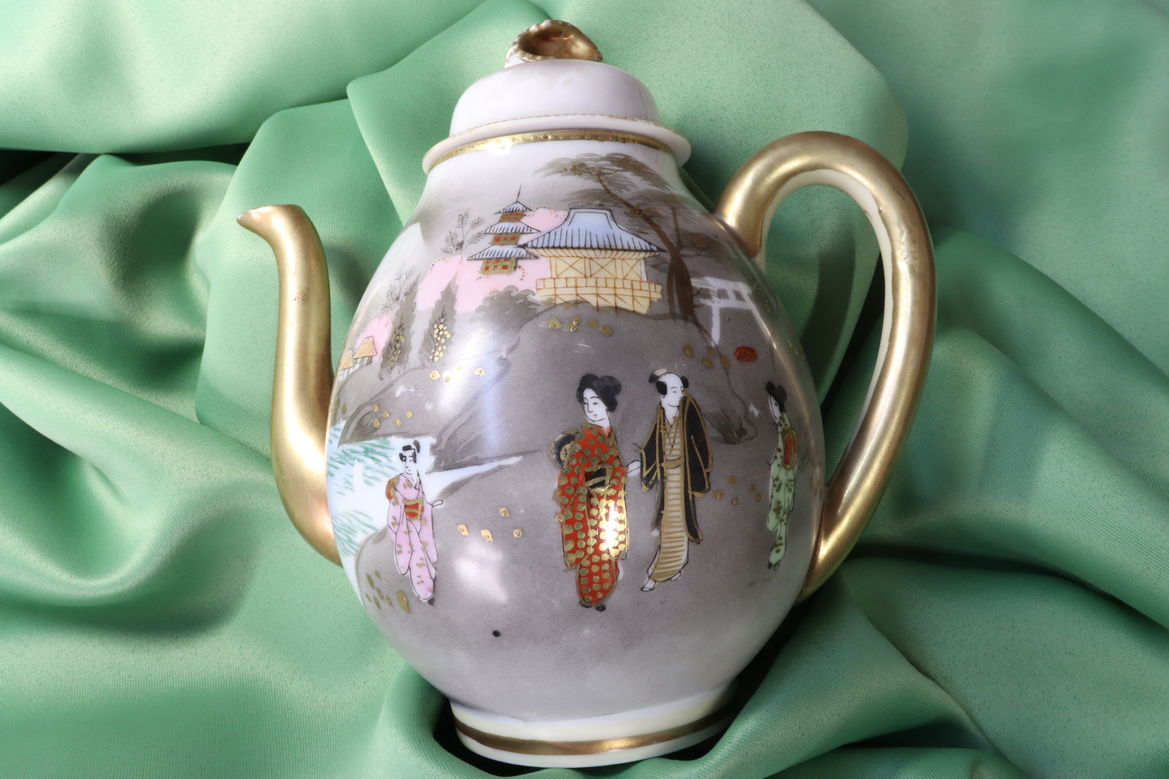 Antiques - JAPANESE PORCELAIN TEAPOT. KUTANI. SHOWA.