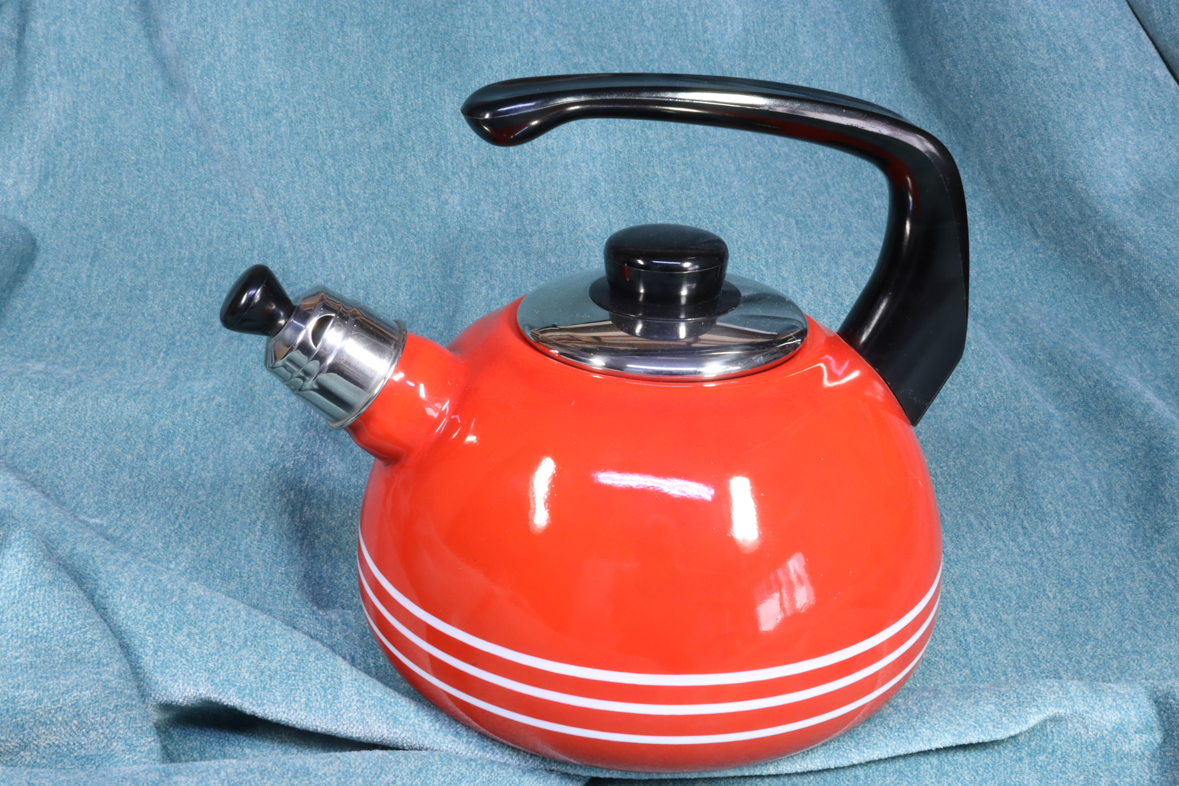 Antiguedades - TETERA ROJA SILBANTE. DISEÑO BSW. PYRODUR