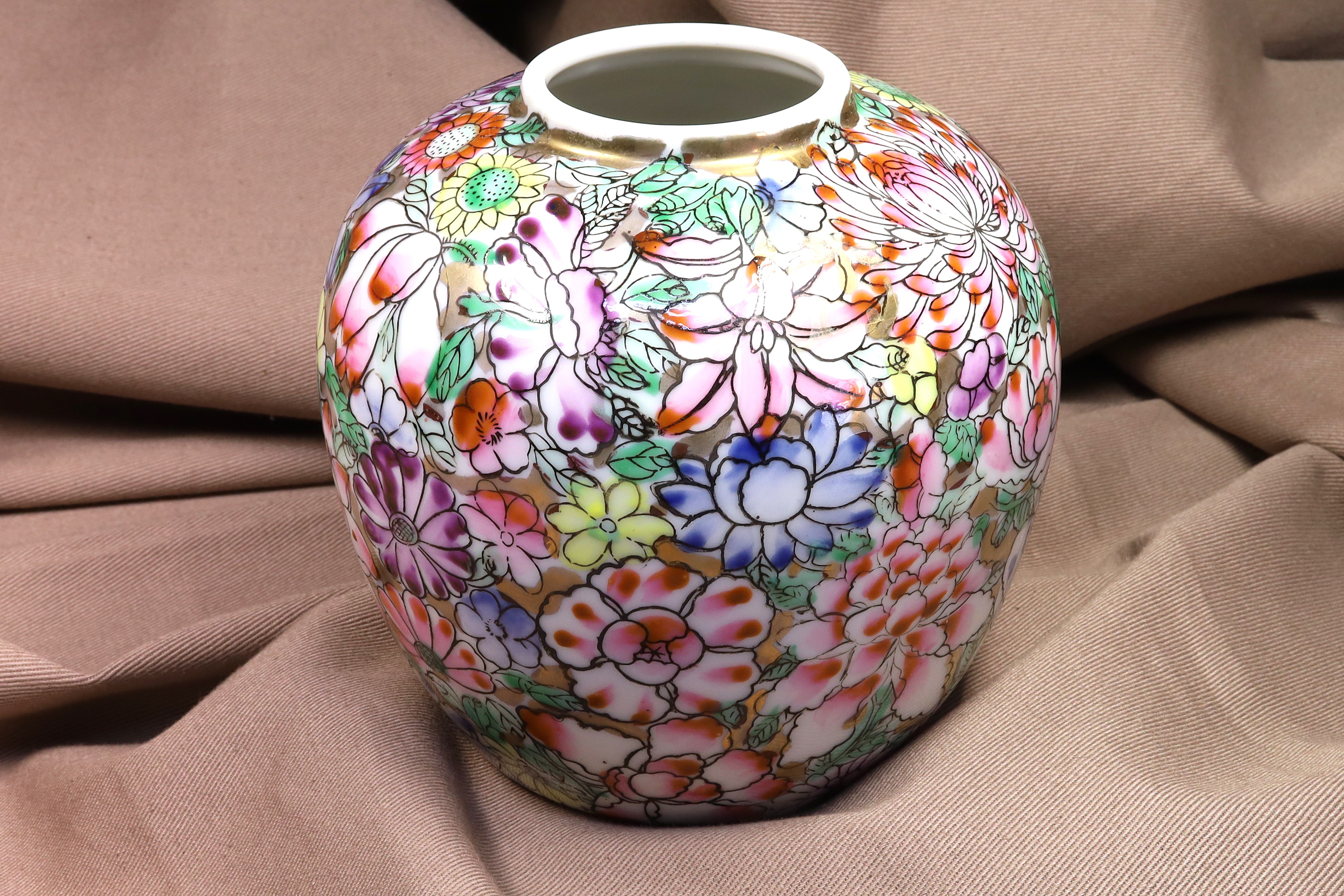 Antiguedades de macao porcelain jar decalophed and handpainted