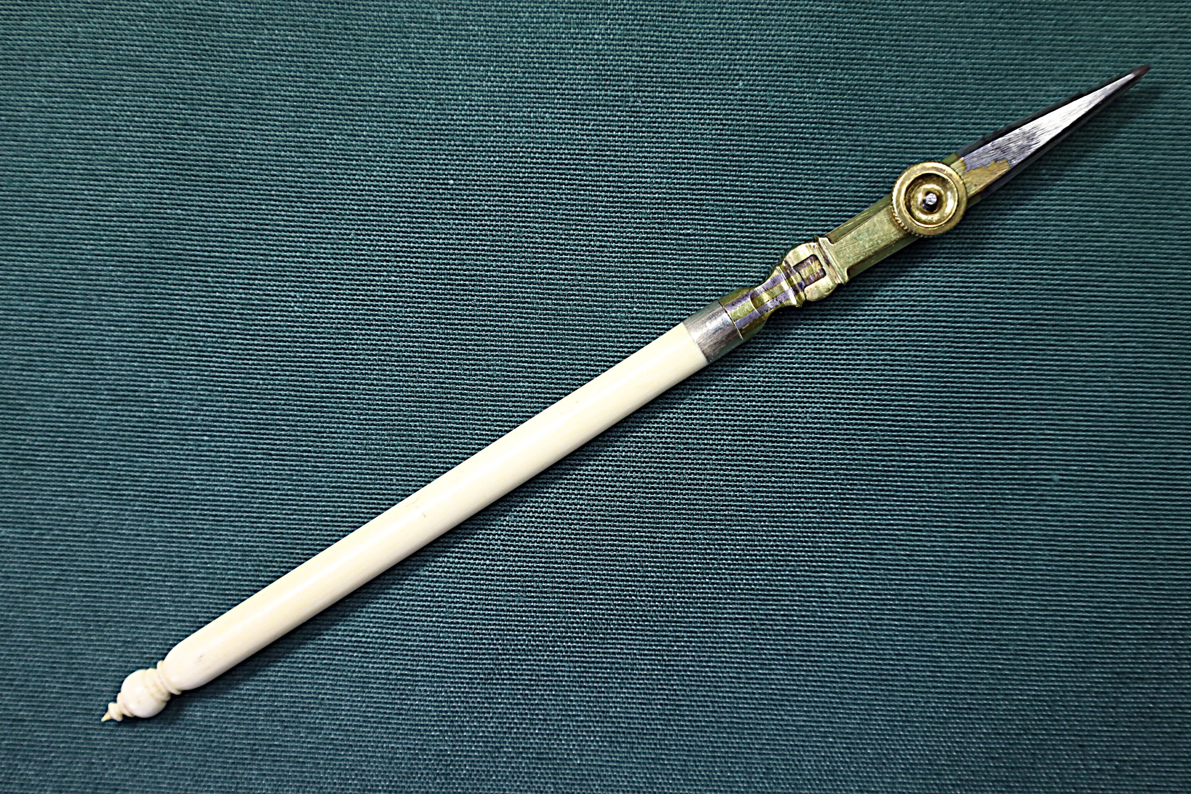 Antiguedades de steel and brass checker line 19th century carved ball