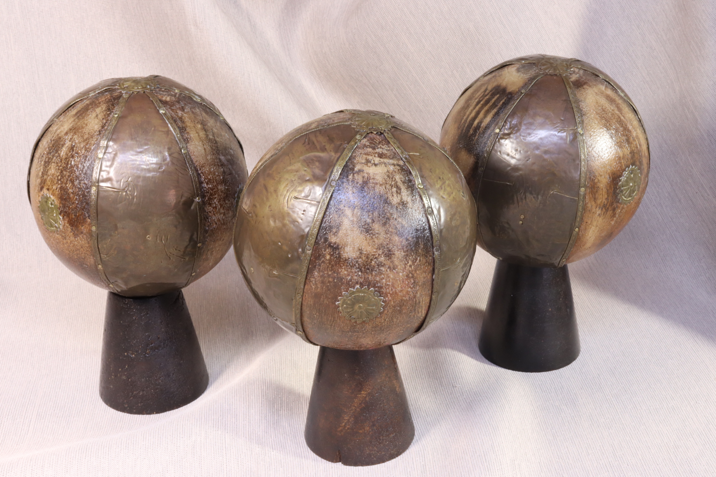 Antiguedades - TRÍO DE BOLAS DE MADERA MACIZA. INDIA. S.XX