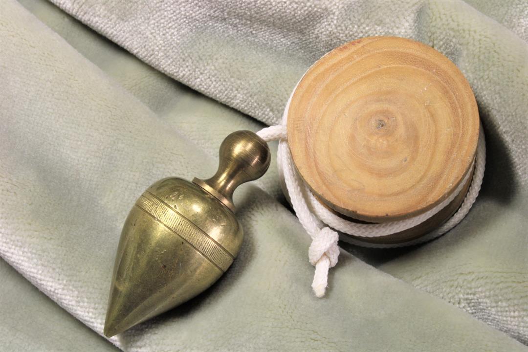 Antiques -  PERICO PLUMB BOB BRONZE WITH WALNUT. CENEFA CINCELLED. (T)