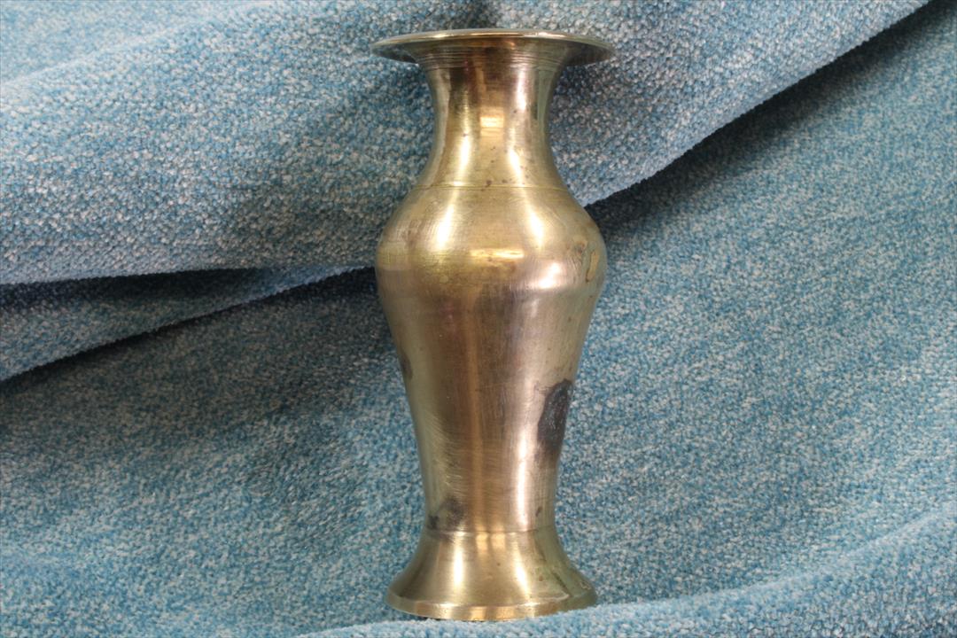 Antiques - CLASSIC BRASS VASE. CURRENT. 20TH CENTURY. (T)