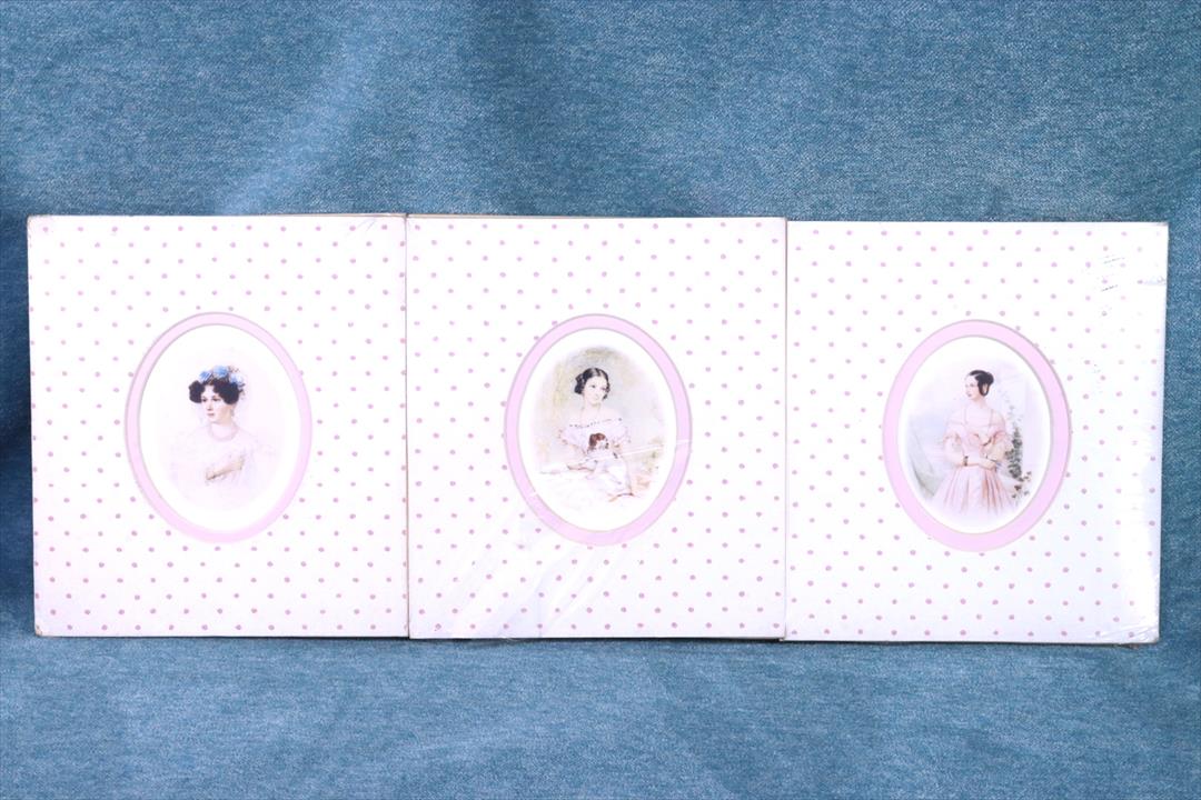 Antiques - DOUBLE PLATE WITH 6 PRINTS. WOMEN OF THE PERIOD. SEALED. (T)