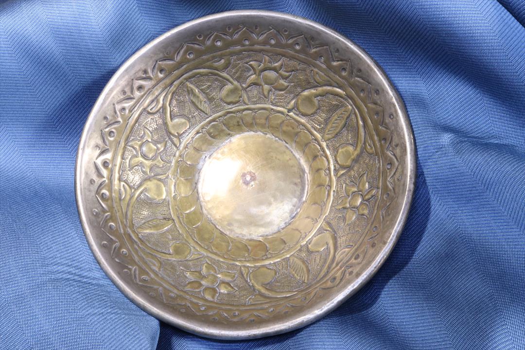 Antiques - EMBOSSED BRASS BOWL. ARABIC. (T) 2