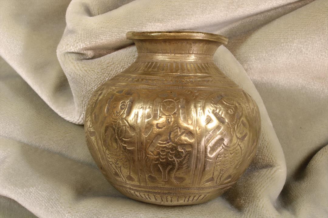 Antiques - HINDU BRASS VASE. CHISELLED. ONLY ONE PIECE. S.XX. (T)