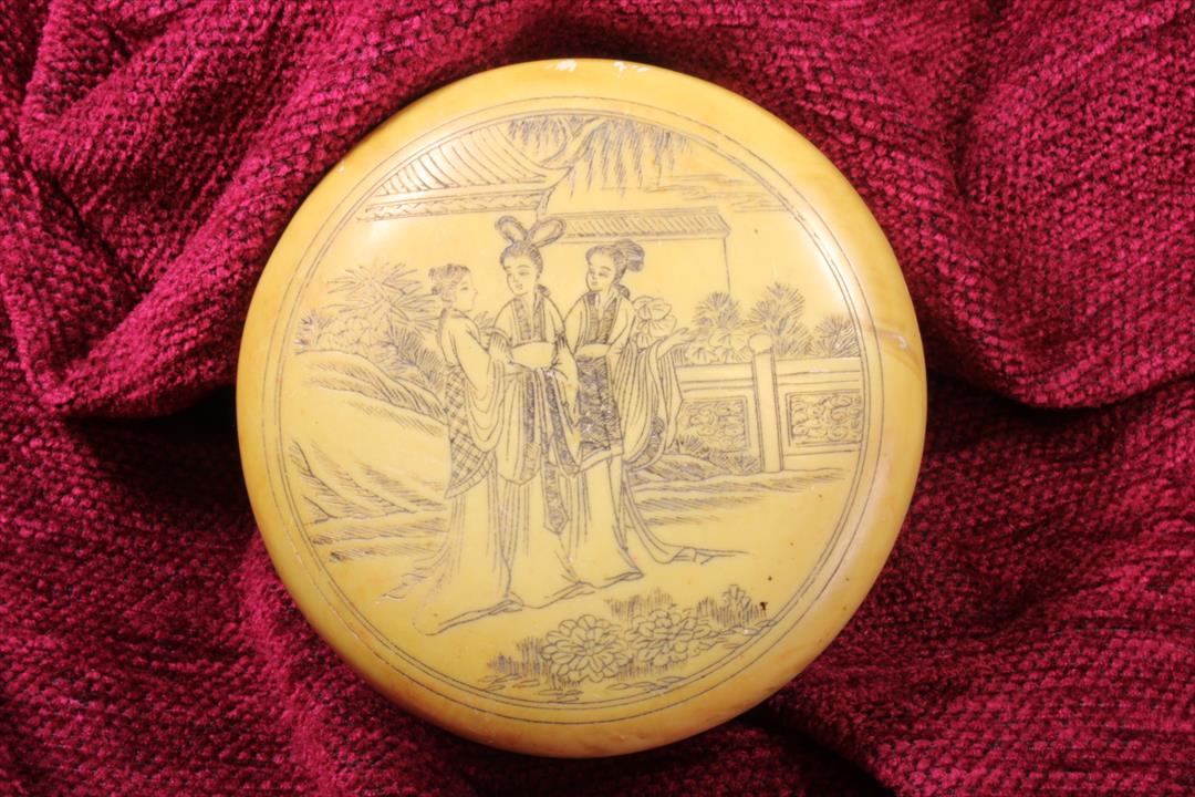 Antiques - JAPANESE ROUND RESIN BOX. S.XIX. (T)